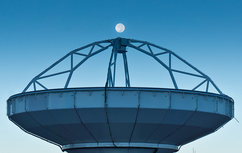 Antenna with moon above 